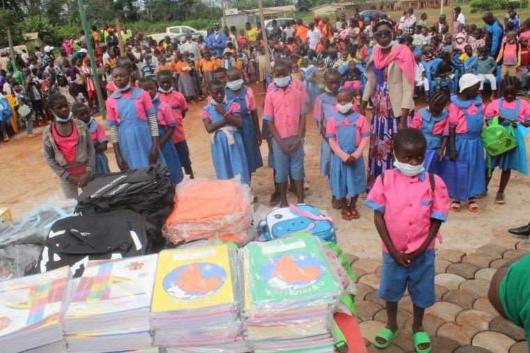 Écoliers de Doumaintang avec leurs kits neufs